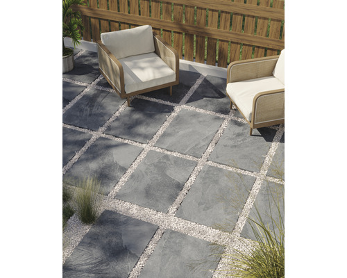 Terasa s kamennými doskami a štrkovými plochami a dvoma kreslami