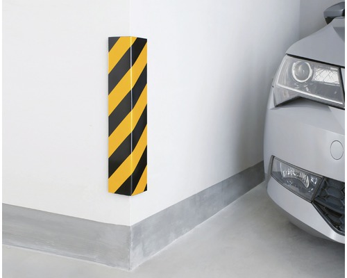 Roh garáže s ochranou rohov a autom.