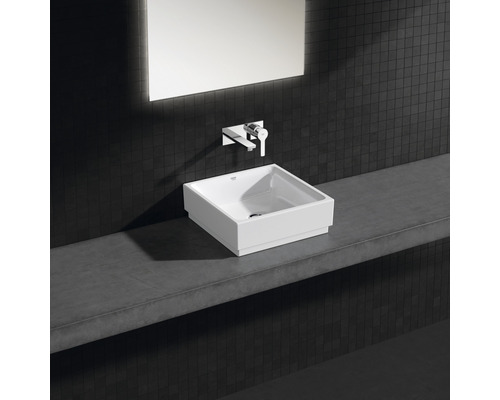 Moderná kúpeľňa s umývadlom na dosku, batériou a zrkadlom