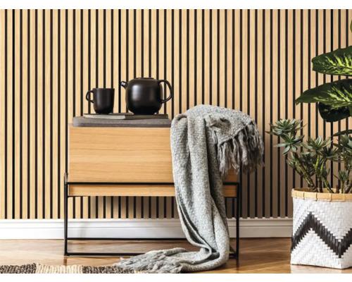 Obývacia izba s nástennými panelmi, komoda a izbová rastlina