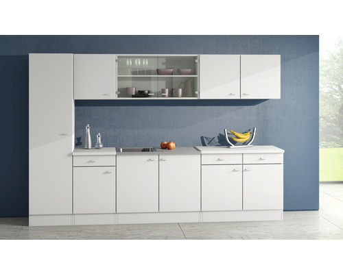 Moderná kuchyňa s bielymi skrinkami a pracovnými doskami pre svetlú a organizovanú atmosféru priestoru.