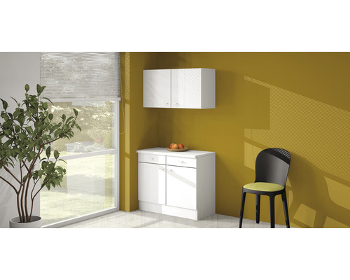 Kuchynská scéna s drevenou spodnou skrinkou, hornou skrinkou a stoličkou