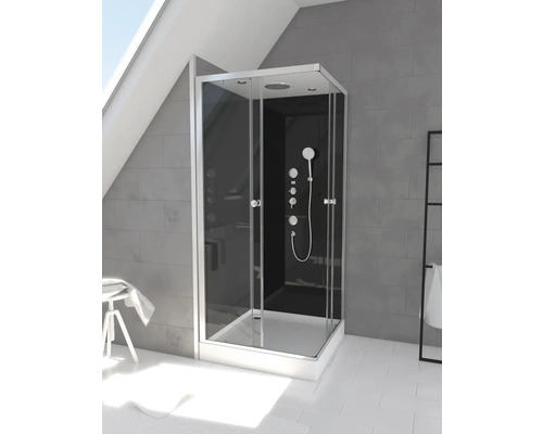 Moderný sprchovací kút s tmavými sklenenými stenami a striebornými rámami v svetlej kúpeľni.