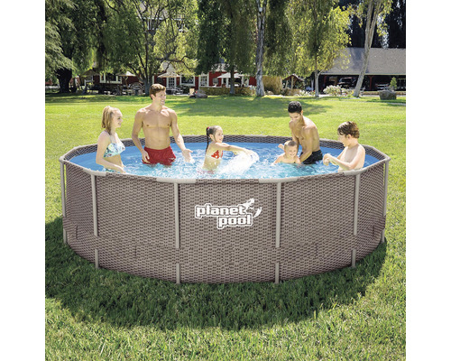 Bazén Planet Pool s rámom a hrajúcimi sa ľuďmi v záhrade