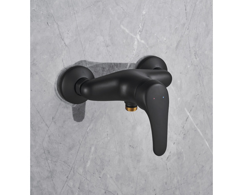 Čierna jednopáková sprchová batéria na montáž na stenu.