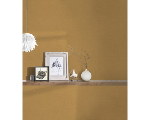 Nábytok na nástennej polici pred štruktúrovanou stenou