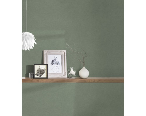 Obývacia izba s tapetou so vzorom, nástennou policou, dekoráciou a lampou