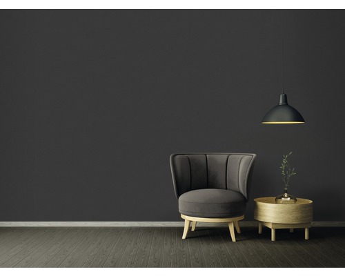 Obývacia izba s kreslom, príručným stolíkom a závesnou lampou