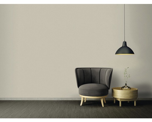 Izba s kreslom, odkladacím stolíkom a závesnou lampou