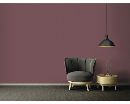 Izba s kreslom, odkladacím stolíkom a závesnou lampou