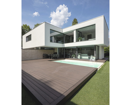 Moderný dom s bazénom a drevenou terasou v záhrade