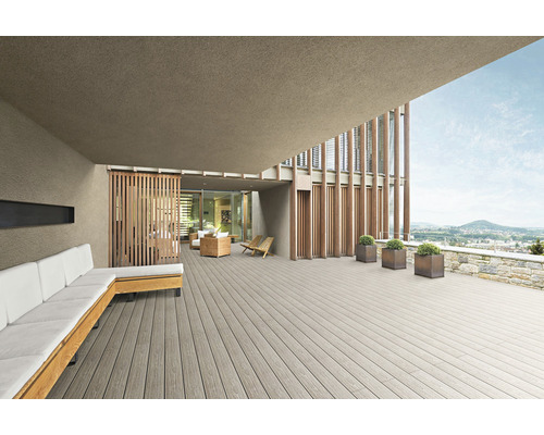 Veľká terasa s drevenou podlahou, pohovkami a okrasnými kvetináčmi