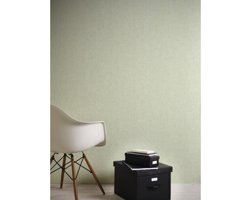 Pohľad na miestnosť s jednofarebnou tapetou, stoličkou a úložnými boxami