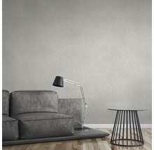 Obývacia izba s pohovkou, lampou a príručným stolíkom