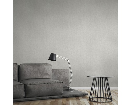 Obývacia izba s pohovkou, lampou a príručným stolíkom