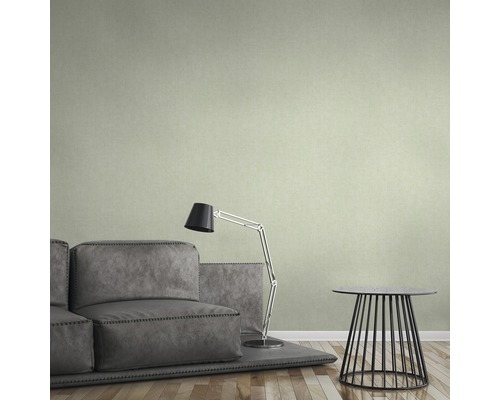 Obývacia izba s pohovkou, stojacou lampou a odkladacím stolíkom