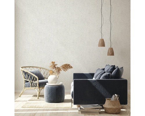 Svetlá obývacia izba s pohovkou, kreslom, stoličkou a dekoráciou