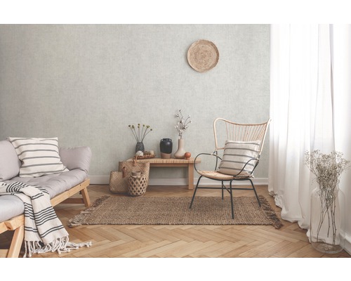 Obývacia izba s pohovkou, stoličkou a kobercom na parketovej podlahe pred štruktúrovanou stenou