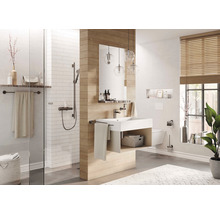 Svetlá kúpeľňa so sprchou, umývadlom, zrkadlom a oknom