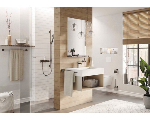 Svetlá kúpeľňa so sprchou, umývadlom, zrkadlom a oknom