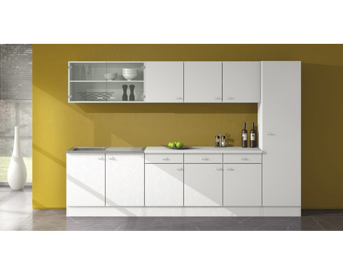 Kuchynská linka s drezom, hornými skrinkami a vysokou skriňou