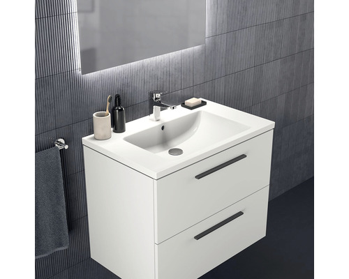 Kúpeľňa s umývadlovou skrinkou, batériou a držiakom na uteráky