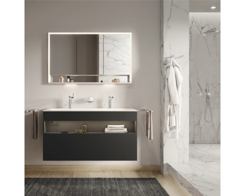 Moderná kúpeľňa s umývadlom, osvetlenou zrkadlovou skrinkou a sprchovacím kútom