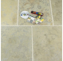 Svetlá podlaha z prírodného kameňa s maliarskymi potrebami