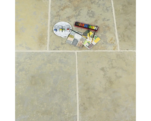 Svetlá podlaha z prírodného kameňa s maliarskymi potrebami