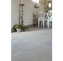 Interiér s podlahou z prírodného kameňa a jedálenským kútom so stoličkami