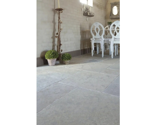 Interiér s podlahou z prírodného kameňa a jedálenským kútom so stoličkami