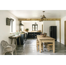 Svetlá vidiecka kuchyňa s drevenými trámami, jedálenským stolom, stoličkami a kuchynskou linkou