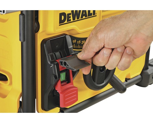 Osoba ovláda vypínač stolovej píly DeWalt.