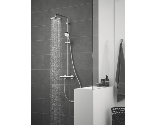 Kúpeľňa s dažďovou sprchou, ručnou sprchou a termostatickou batériou na pozadí sivých dlaždíc