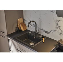 Kuchynský drez s batériou na pracovnej doske