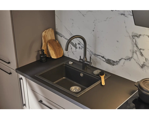 Kuchynský drez s batériou na pracovnej doske