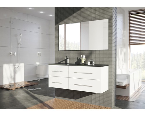 Moderná kúpeľňa so sprchou, umývadlová skrinka so zásuvkami a zrkadlom