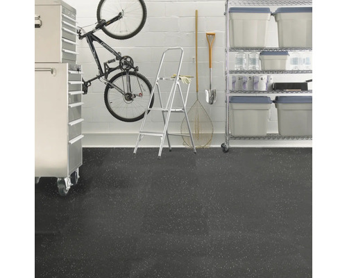 Garáž s bicyklom, skriňou na náradie, rebríkom, regálom a podlahovou krytinou