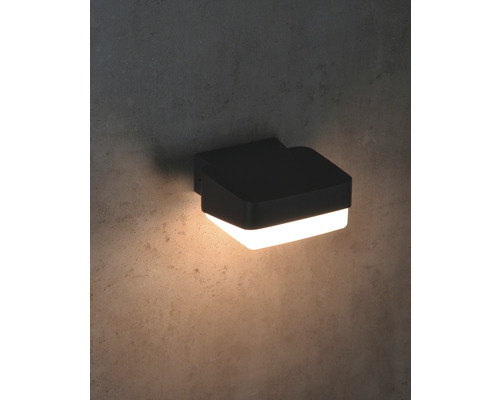 Štvorcové kovové nástenné svietidlo so svetlom smerujúcim dole