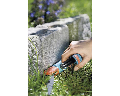 Záhradné nožnice používané na zastrihávanie okrajov trávnika.