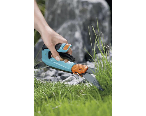 Nožnice na trávu pri strihaní trávy