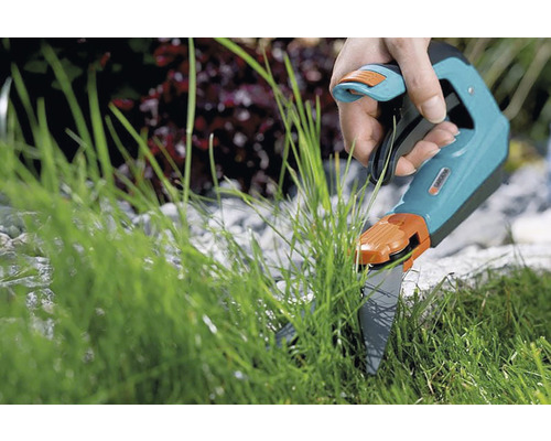 Záhradné nožnice na strihanie trávy v akcii