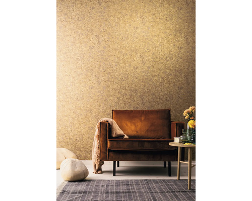 Obývacia izba s kreslom, kobercom a vzorovanou tapetou