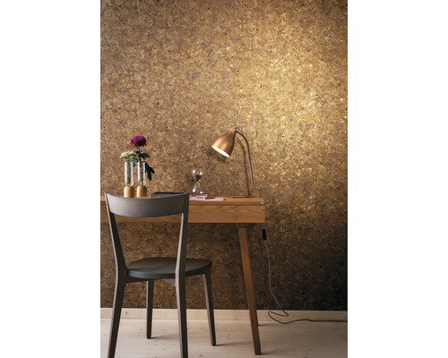 Scéna s písacím stolom, stoličkou, stolnou lampou a vzorovanou tapetou