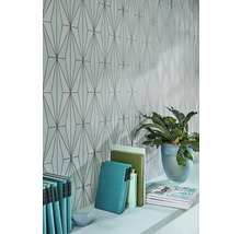 Dekoratívna tapeta s geometrickým vzorom na stene