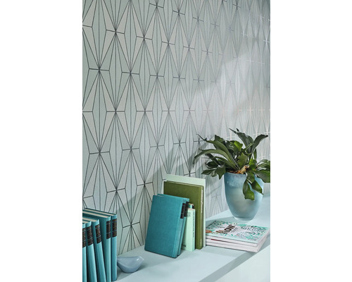 Dekoratívna tapeta s geometrickým vzorom na stene