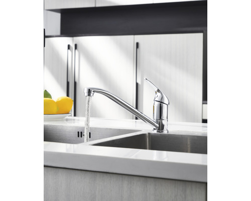 Kuchynská scéna s jednopákovou batériou na dreze