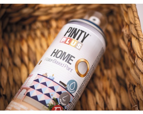 Pinty Plus Home vodou riediteľná farba v spreji v prútenom košíku