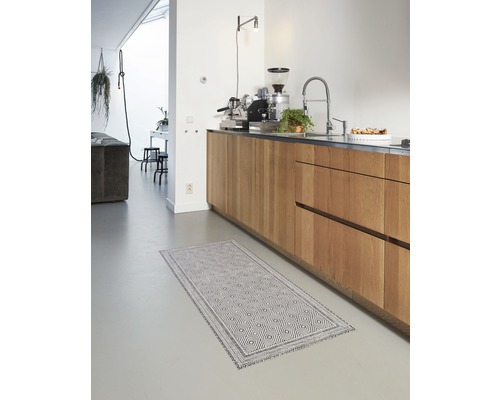 Interiérová fotografia kuchyne so vzorovaným kobercom