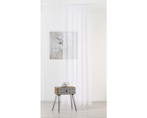 Svetlá izba s bielym záclonovým závesom, obrazom a odkladacím stolíkom.